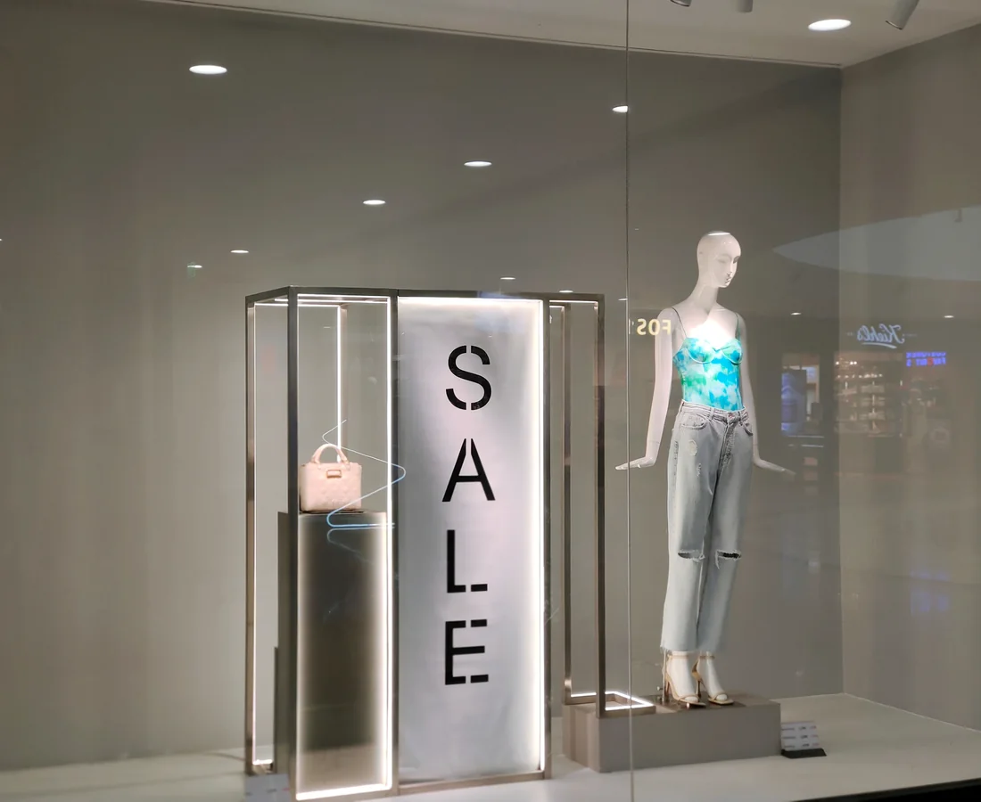 Großes Schaufenster eines Geschäfts mit beleuchteter Warenpräsentation